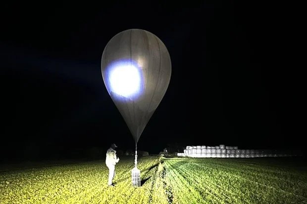 lithuania-belarus-balloon-ap25278675830317.jpg