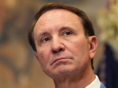 Governador da Louisiana afirma controle sobre a busca do treinador de futebol da LSU após a demissão de Brian Kelly