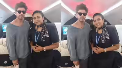 srk-in-private-jet-viral-photos-with-a-fan.jpg