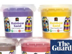 Areia infantil colorida vendida pela Officeworks recolhida em meio a temores de amianto