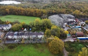 Famílias invadidas por ratos depois que uma montanha de 25.000 toneladas de lixo fedorento foi despejada pela ‘gangue de Liverpool’ fora de suas casas, enquanto o conselho diz que custará £ 4,5 milhões para limpar