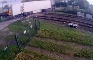 Momento terrível: trem de alta velocidade transportando 400 passageiros bate em caminhão de frutas na passagem de nível