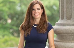 Nancy Mace acusada de fazer birra explosiva contra policiais no aeroporto após confusão na coleta do meio-fio … enquanto ela atira de volta