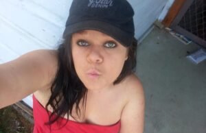 Manhunt lançado depois que mãe de três filhos é encontrada morta em uma casa: ‘Gritando histericamente’