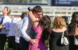 Os fãs de corrida aproveitam o Derby Day enquanto o Spring Carnival começa a todo vapor