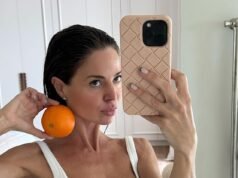 Dina Broadhurst se cobre de leite enquanto está completamente nua na sessão de fotos mais bizarra de todos os tempos