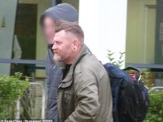 Binman, 46, que confundiu um ciclista de caridade nu com um pervertido e o deu um soco para fora da bicicleta, sai do tribunal