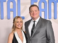 Sarah Michelle Gellar, 48, usa colete profundo enquanto posa com Brendan Fraser na estreia de Rental Household