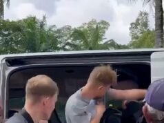 Momento em que Brit dá um soco em um homem do Oriente Médio que ‘colocou os pés descalços no encosto de cabeça durante o passeio de ônibus e atacou quando solicitado a derrubá-los’