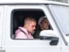 Justin Bieber parece abatido enquanto sai para Palm Springs com sua esposa Hailey depois de ignorar publicamente o aniversário dela