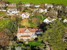 Impressionante casa no topo de um penhasco com vista para a costa de Devon está à venda por £ 1,4 milhão – mas fica a poucos metros do native de deslizamento de terra