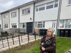 A guerra de trincheiras começa entre vizinhos quando o escavador chega sem avisar para cavar um buraco de 4,5 metros no jardim da frente