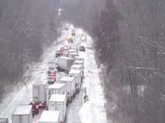 Cenas aterrorizantes quando um acidente insano de reação em cadeia de 45 carros causa um enorme acúmulo enquanto a neve cobre o meio-oeste