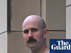 O líder neonazista Thomas Sewell foi libertado sob fiança após suposto ataque ao campo de protesto das Primeiras Nações