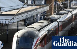 Dois homens sob custódia policial após esfaqueamento em massa no trem de Cambridgeshire