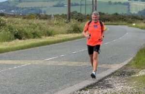 Banqueiro aposentado ‘orgulhoso e exausto’ ao completar 200 maratonas em 200 dias