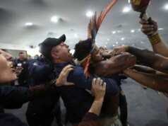 Manifestantes indígenas entram em confronto com guardas na Cúpula do Clima da ONU