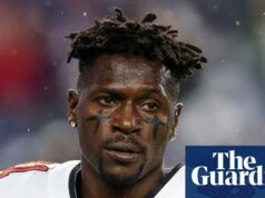 Ex-astro da NFL Antonio Brown recebe fiança e monitor GPS em caso de tentativa de homicídio em Miami