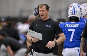 SMU tira Rhett Lashlee do mercado com extensão de contrato