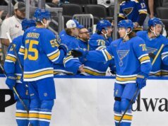 Blues encontrando o combine certo de quarta linha com a visita dos Flyers