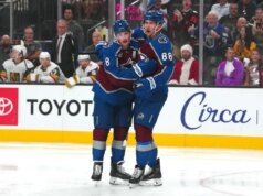 Resumo da NHL: Martin Necas e Avalanche dobram Knights