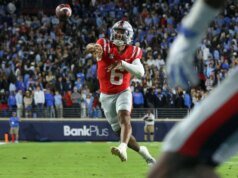 Trinidad Chambliss marca 2 TDs na 7ª posição Ole Miss derrota a Carolina do Sul