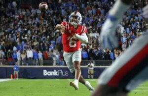 Trinidad Chambliss marca 2 TDs na 7ª posição Ole Miss derrota a Carolina do Sul