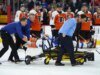 Maple Leafs D Chris Tanev sai de maca durante vitória sobre Flyers