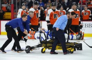 Maple Leafs D Chris Tanev sai de maca durante vitória sobre Flyers
