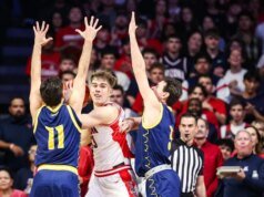 O calouro Dwayne Aristode, número 5 do Arizona, corre pelo norte do Arizona