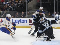 Terceiro salto de quatro gols sobre Mammoth sobre Sabres