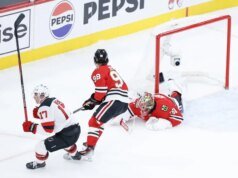 Simon Nemec, do Devils, completa hat-trick no OT para vencer Blackhawks