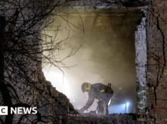 Ataques de drones russos atingiram áreas residenciais de Kyiv, apesar dos movimentos de paz