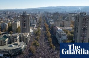 Enormes multidões se reúnem no primeiro aniversário do desastre na estação ferroviária da Sérvia