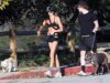 Kaia Gerber chia em traje de treino reduzido durante passeio com o cachorro