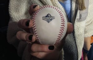 CEO do Roots, Meghan Roach, pega a bola do house run de Bichette