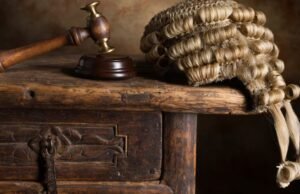 Diretrizes atualizadas permitem que advogados na Grã-Bretanha dispensem as perucas encaracoladas de crina de cavalo