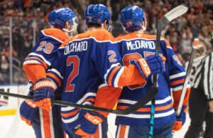 Bouchard e McDavid lideram Oilers na vitória na prorrogação sobre Blackhawks