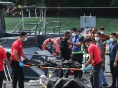 Malásia luta para encontrar alguém ainda vivo após naufrágio de migrantes