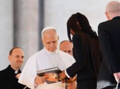 Naomi Campbell presenteia o Papa com um livro picante durante visita ao Vaticano