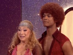 Os telespectadores imploram à BBC que tome medidas depois que Alex Kingston estremece de dor após uma lesão