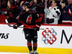 Jarvis marca um hat-trick na vitória dos Hurricanes no terceiro período para vencer os Jets