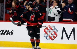 Jarvis marca um hat-trick na vitória dos Hurricanes no terceiro período para vencer os Jets