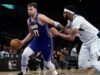 Anthony Davis, do Mavericks, torceu no primeiro jogo em Los Angeles desde a troca