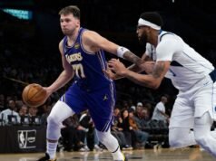 Anthony Davis, do Mavericks, torceu no primeiro jogo em Los Angeles desde a troca