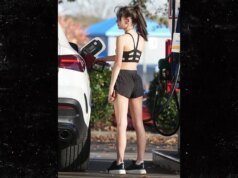 Jordon Hudson exibe abdômen em roupa Tiny Cheer