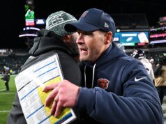 O técnico dos Bears fica de topless em uma celebração selvagem no vestiário depois de dominar os Eagles