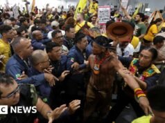 Manifestantes entram em conflito com a segurança nas negociações climáticas da COP30 no Brasil