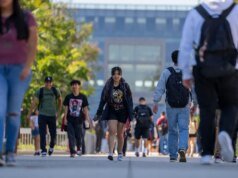 Quase 2 em cada 3 americanos dizem agora que diplomas universitários não compensam o custo financeiro, revela pesquisa