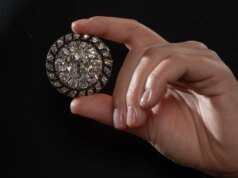 Broche de diamante que Napoleão perdeu enquanto fugia de Waterloo é vendido por US$ 4,4 milhões